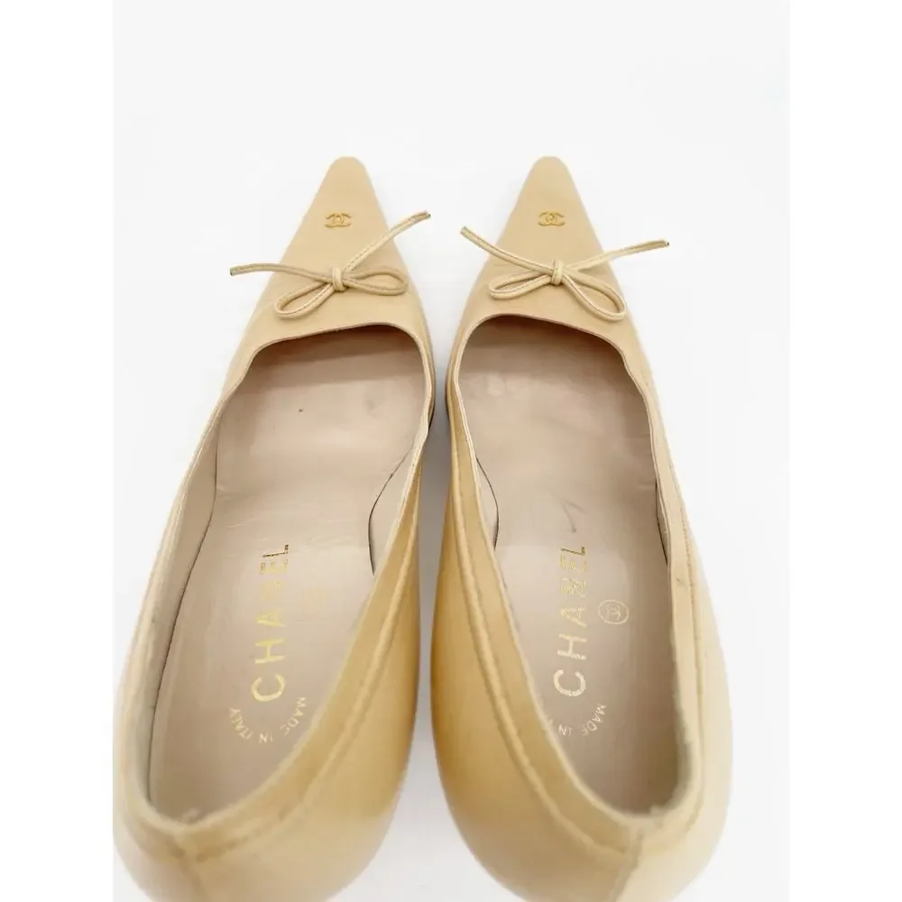 Chanel Vintage Retro Beige Leather Bow CC Logo Pointed Toe Heels Pumps EU 39